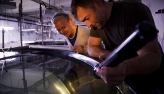 Forskningssjef Gunvor Øie i SINTEFog biolog Espen Grøtan i Marine Harvest betrakter leppefiskyngel. Foto: Thor Nielsen.