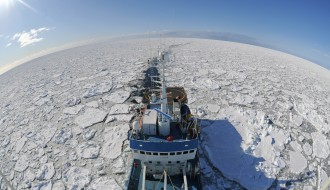 Kommunikasjonsløsningene som eksisterer i Arktis i dag er ustabile og håndterer svært små datamengder. Det skal forskere rette på. Foto: Norvald Kjerstad.