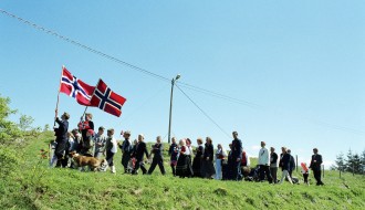Innbyggerne på øya Møkster går i 17. mai-tog.