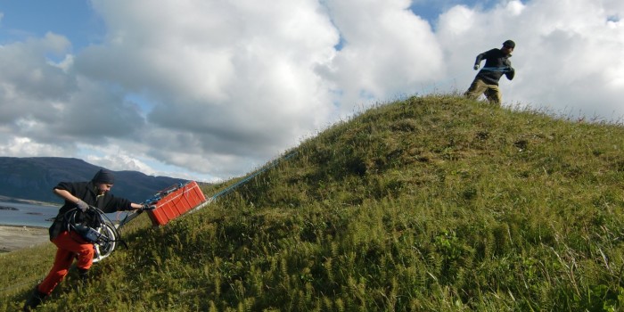 Georadar kan gi et bilde av hva som befinner seg under jorden uten å ha satt en eneste spade i bakken. Foto: Robert Fry