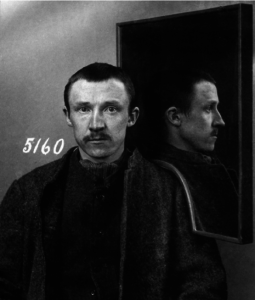 På 1890-tallet begynte man å fotografere fanger med et speil over skulderen som på finurlig vis framviser ansiktet forfra og i profil på én gang.