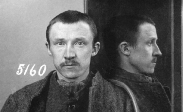 På 1890-tallet begynte man å fotografere fanger med et speil over skulderen som på finurlig vis framviser ansiktet forfra og i profil på én gang.