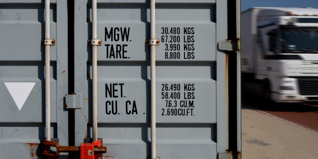 Shipping container og lastebil