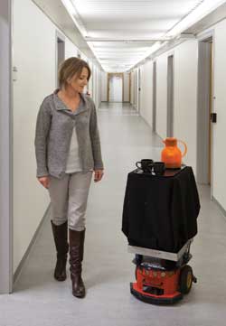 Den lille roboten Rulle kan hjelpe Ingrid Schjølberg med å bære ting, for han følger trofast etter dit hun går, og stopper på kommando. – Teknologien er lett å overføre til andre om-råder, sier Schjølberg.Foto: Thor Nielsen
