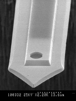 Mikrokanyle (øverst) og tradisjonell glasskanyle (under) som benyttes til penetrering av embryoer.Mikrokanylene framstilles ved overflate mikromaskinering der silisiumnitrid er materialet. Kanylene er mindre enn 5 mikrometer høye og kan være ned mot 5 mikrometer brede. Nålen på bildet er 30 mikrometer bred og gjør liten skade på embryoet. Bruddflaten på den tradisjonelle glasskanylen (t.h.) er derimot svært uregelmessig og ikke spesielt skarp. Foto: Stefan Zappe og John Xjzhang