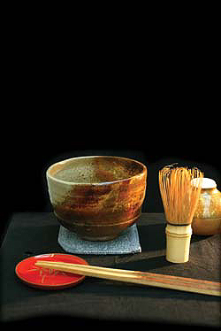 Te, ro og estetikk er nært knyttet sammen i den japanske kulturen. Utstyret som brukes for å lage te til tesermonien skal være vakkert å hvile øynene på.Foto: Rune Petter Ness