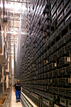 Det såkalla automatlageret ved Nasjonalbiblioteket oppbevarer bøker, tidsskrift og mikrofilm. Anlegget har plass til om lag 41 500 kassar med i alt omkring halvannan million dokument i hengemapper. Foto: Kjell Sommerseth, Nasjonalbiblioteket
