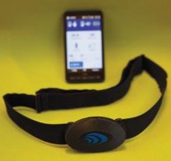 Et sensorbelte utviklet av SINTEF, kan måle hjerterate, temperatur og aktivitet. Beltet kommuniserer med en mobiltelefon. Foto: Werner Juvik