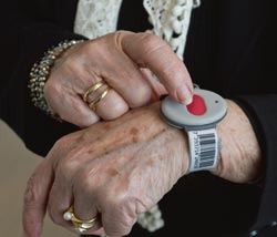  Trygghetsalarmen er utformet som et armbånd, og en strekkode er lagt til med mulighet for scanning ved medisinutlevering. Foto: Thor Nielsen