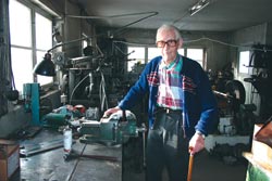 Jeg er så gæren på myndighetene som ikke kan gi litt støtte til gode oppfinnelser, sier 96 år gamle Johan Kallak oppgitt. Foto: Arne Asphjell