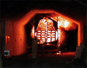En vogntoglast med plastog trepaller brenner under et fullskala brannforsøk i den nedlagte Runehamartunnelen utenfor Åndalsnes. Foto: Sveriges Provnings och Forskningsinstitut