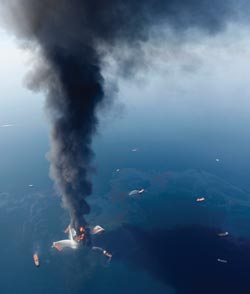 Da katastrofen i Mexicogulfen var et faktum, ble SINTEF kontaktet av oljeselskapet BP. Regjeringen i USA anslår at ca. 5 millioner fat olje strømmet opp fra dypet. Foto: AP
