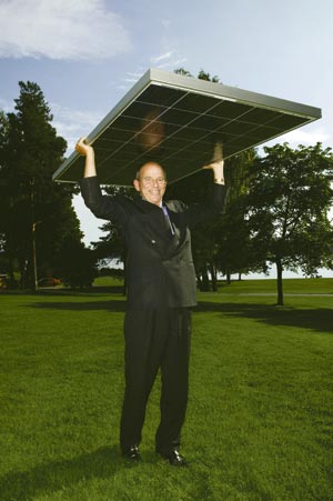 Solstrøm kommer for fullt Alf Bjørset bygde opp REC som i dag er ett av verdens største solenergiselskaper. I 2005 kom NorSun – et selskap som skal produsere silisiumskiver. I første kvartal av 2008 skal produksjonen være i gang på fabrikken i Årdal som skal bli blant verdens største i sitt slag. Fra 2012 mener ekspertene at «solstrøm» vil konkurrere med nettbasert strøm. Foto: Tom Hansen.