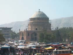 Timur Shah levde i siste halvdel av 1700-tallet. I 1817 ble det reist et mausoleum over ham, et praktbygg i timur-persisk stil. Det er ett av Kabuls svært få gjenværende monumentalbygg, og trenger sårt til istandsetting. Foto: Amund Sinding-Larsen