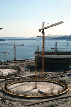 I løpet av byggeperioden, fra 2002 til 2006, har rundt 5000 anleggsarbeidere fra flere land jobbet på Melkøya – blant annet med bygginga av de fire gasstankene på anlegget.
