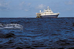 NY METODE: Lydsignal sendt meir på skrå ned i vatnet, vil avdekkje om havbotn av harde bergartar inneheld olje eller ikkje. Foto: Arvid Steen