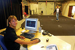 Mario Caprino foran datamaskinen i det nye MOCAPstudioet, mens hans far Remo demonstrerer bevegelses-mulighetene i rommet - for anledningen uten trikot!  Foto: Sverre Houmb