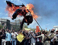 ANTI-AMERIKANSK: USA er islamistenes erklærte hovedfiende. Den USAledede krigen mot Irak helte bensin på bålet. Her brenner tyrkiske islamister en Onkel Sam-dukke i protest mot koalisjonssoldatenes oppførsel i Irak – og roper samtidig slagord mot Israel. De fleste islamister nøyer seg med demonstrasjoner, og tyr ikke til voldelige midler. Foto: Stringer/Reuters