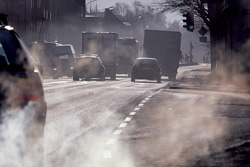 STØVER NED: Elgeseter gate i Trondheim ligger rett ved St. Olavs Hospital og er en av landets mest forurensede gater. Når forurensningen øker, opplever sykehuset flere innleggelser enn vanlig. Foto: Scanpix/Gorm Kallestad