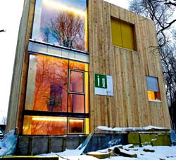 NOEN TELYS ER NOK: Dette passivhuset i Tromsø trenger varme fra ti telys for oppvarming av hele boligen. Huset har ikke lysbrytere, alt lys styres av følere som automatisk tenner og slukker belysningen. Foto: Terje Mortensen/NTB Scanpix