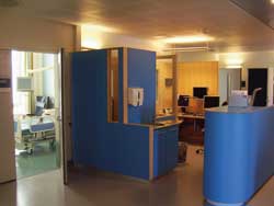 TETT OG NÆRT: Arbeidsstasjon ved St. Olavs Hospital. Pasientrommet sees til venstre i bildet. Foto: SINTEF