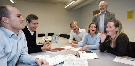 INTENSIV UKE: Professor Sigmund Waagø (bak) samler fem og fem studenter til en intens arbeidsøkt som ender med grundige forretningsplaner. Foto: Gorm Kallestad/Scanpix