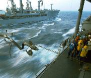 I ruskevær kan etterfylling av drivstoff til havs være litt av en risikosport. Foto: Seaman Marc Rockwell-Pate, U.S.Navy