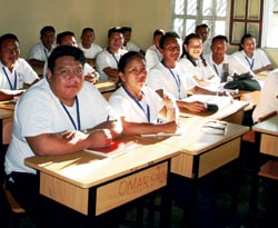 De ufaglærte helsearbeiderne sitter flere måneder på skolebenken før de blir kvalifisert. Foto: Inger Shceel, SINTEF