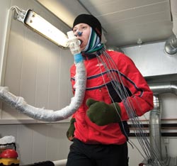 En såkalt Hans Rudolf-ventil plasseres i munnen på Sindre Sandbakk. Sammen med neseklype blir dette et lukket system. Testen avslører Sindres maksimale evne til å ta opp oksygen – og kartlegger hvor han har melkesyreterskelen. Foto: Thor Nielsen