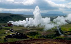 Geotermisk kraftverk på Island: Kraftverket i Krafla ble åpnet i 1977 og benytter damp fra undergrunnen til å produsere elektrisitet. Det er boret 33 hull til å forsyne kraftverket med energi. Årlig produksjon er 480GWh. Foto: Utlånt fra GEO