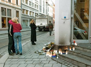 En unggutt blir knivstukket på gata i Oslo, og dør av skadene. På drapsstedet har venner og pårørende lagt ned blomster og tent lys. Slike spontane altere ser vi stadig oftere på steder hvor døden uventet har krevd et offer. Foto: Bjørn Sigurdson/Scanpix