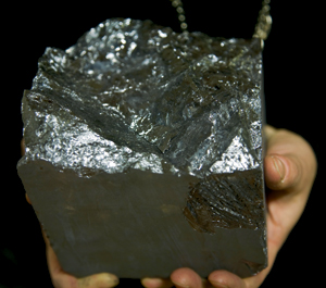 Metallurgisk silisium Materialet er mørkegrått, med en skimrende, ujevn overflate, og inneholder rundt 99 prosent silisium. Resten er grunnstoff som jern, aluminium, fosfor og bor. Foto: Thor Nielsen