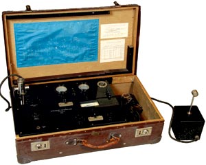 DEN NYE TIDS KLANG   Vebjørn Tandbergs etterklangsmåler fra ca. 1931, et spesialutviklet mobilt instrument for målinger av romakustikk. Foto: Mentz Indergaard/NTNU Info