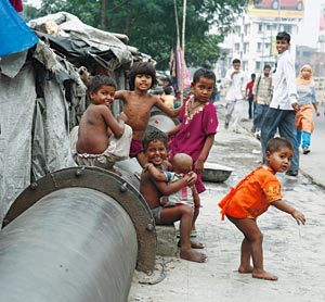 Megatrøbbel i megabyer  Her leker barn ved en vannledning i Kolkata, en indisk by med mer enn 13 millioner innbyggere. Slike byer vil få de største vannproblemene i framtida. I verdens megabyer er tre metoder aktuelle: import av ferskvann fra fjerntliggende kilder; avsalting av havvann; og gjenbruk av renset avløpsvann. Alle metodene krever viktige forbedringer av vannbehandlingsteknologien. Foto: Samfoto