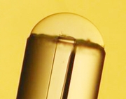 Optisk fiber med en ørliten dråpe hydrogel på enden. (Foto: Invivosense)