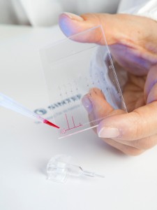 Pasienten kan ta en blodprøve selv på en lab-on-a-chip. Foto: SINTEF