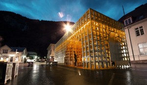 I Rjukan har arkitekturstudenter reist en torgstue som lyser opp midt i sentrum.  Foto: Rallar Arkitekter