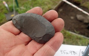 Denne er trolig brukt til å skrapte skinn med eller som kniv for 6000 år siden. Bergarten obsidian, som redskapet er laget av, finnes 400 km fra funnstedet, på en andre siden av Magellan-stredet. Det viser at de tidligste bosetterne brukte båter.  Foto: Hein Bjerck