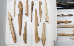 Museo del Fin del Mundo (museet ved verdens ende) i Ildlandet har en stor samling harponhoder funnet langs kysten i Patagonia. Harpunene ble brukt til å jakte sjøpattedyr. Foto: Hein Bjerck 