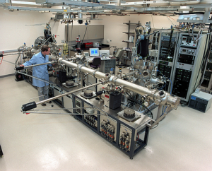 Bildet viser MBE-anlegget i William R. Wiley Environmental Molecular Sciences Laboratory. (Foto: Wikipedia)