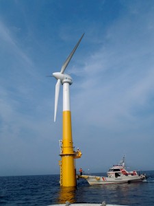 Japan satser tungt på flytende vindturbiner. Målet er å erstatte kjernekraft. Foto: Ministry of the Environment, Japan.