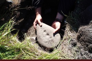 Denne steinen ble funnet under arkeologiske utgravninger i Patagonia. Sporene på den tyder på at steinen er brukt som ambolt under produksjon av steinalderredskaper. Foto: Hein Bjerck 