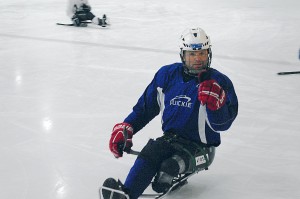 Rolf-Einar Pedersen er ein av dei beste i verda i kjelkehockey, og er nøgd med den nye kjelken utvikla ved NTNU.