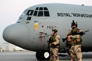 Et sikkerhetslag passer på et fly i Afghanistan. Foto: Torbjørn Kjosvold, Forsvarets mediesenter