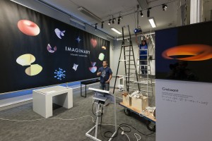 IT-folkene Roger Skjelbakken og Even Juberg skal ha kontroll. Utstillingen "Imaginary" åpner fredag. Foto: Åge Hojem/NTNU Vitenskapsmuseet