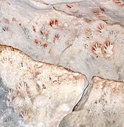 I en av Mexicos underjordiske huler ble disse håndavtrykkene nylig oppdaget. De kan være 20 000 - 30 000 år gamle. (Foto: Kalle Sognnes)