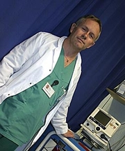 Overlege og forsker Eirik Skogvoll har praktisk erfaring med hjertestans som anestesilege ved St Olav Hospital. Her foran en vanlig hjertestarter på Akutten i Trondheim. Foto: Tor H. Monsen