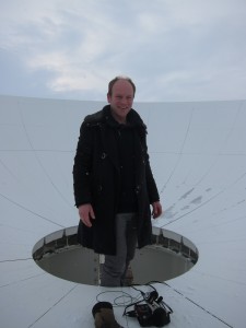 Da musikkprofessor Øyvind Brandtsegg skulle lage kunst for Kartverket dro han til Svalbard for å se på antennen Kartverket har der. Det ble starten på en reise til de kraftigste stjernene i verdensrommet: kvasarene. 