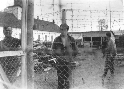 Om lag 5000 fanger fra 13 nasjoner satt her i Falstadleiren i årene 1941-1945. Hvor mange som døde, vet ingen. (Foto: Falstadsenterets arkiv)