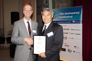  Charlie Li ble tildelt teknologiprisen Northern Lights Technology Award 2013 for D-Bolt. Her sammen med Magnus Ericsson, direktør i Raw Material Group. Juryen vektla kvaliteten på innovasjonsarbeidet som førte til den viktige utviklingen som D-Bolt representerer for sikringen av dype gruver. Foto: Trond Skogseth
